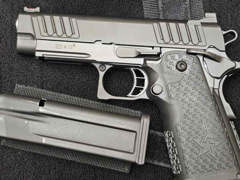 Like New staccato c2 w /2 mags
