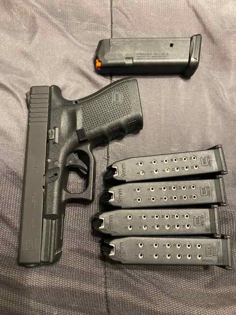 Glock 19 - G19 - 4th Gen - 9mm - 5 Mags - used