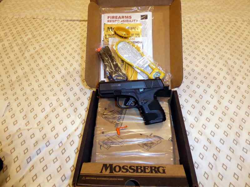Mossberg 9mm Pistol OR with Night Sights 2 Mags